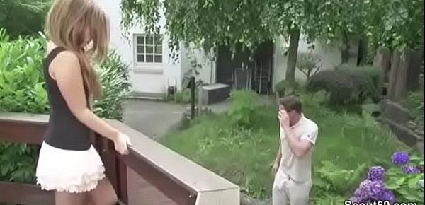  Teen wird vom Vermieter mit riesen Schwanz im Garten gefickt